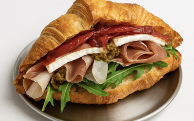 Croissant z szynką dojrzewającą i serem typu Camembert