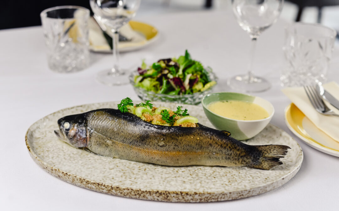 Pieczony pstrąg z farszem warzywnym