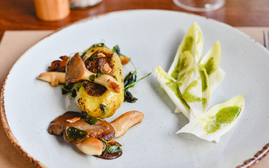 Ziemniak faszerowany grzybami podawany ze&nbsp;smażonym boczniakiem