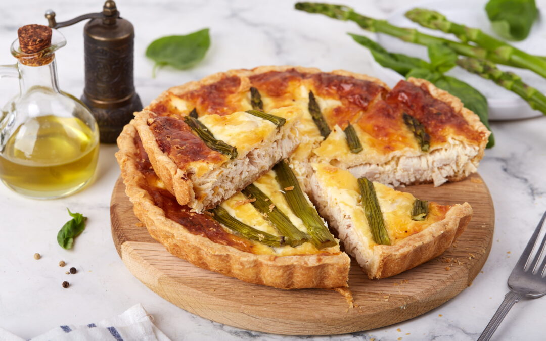 Przepis: Quiche z&nbsp;serem pleśniowym, szparagami i&nbsp;tuńczykiem