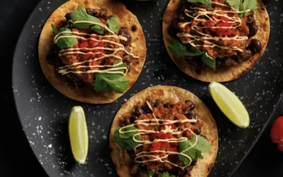 Przepis: Tostadas z&nbsp;pastą z&nbsp;suszonymi pomidorami i&nbsp;żurawiną oraz&nbsp;z&nbsp;sosem Cheddar do&nbsp;dipowania