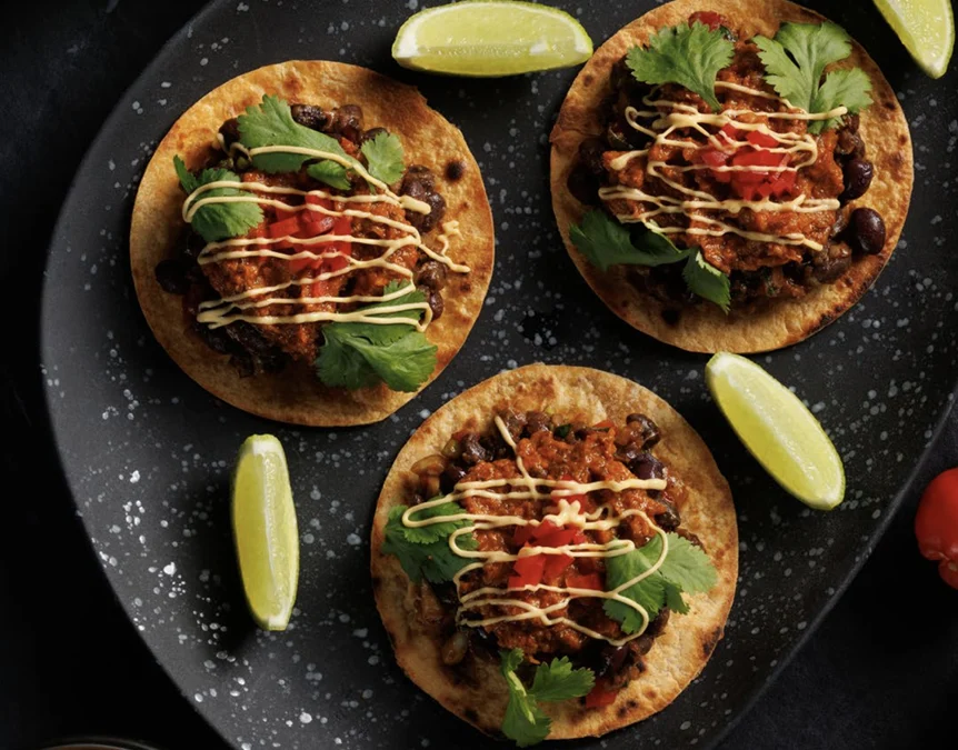 Przepis: Tostadas z&nbsp;pastą z&nbsp;suszonymi pomidorami i&nbsp;żurawiną oraz&nbsp;z&nbsp;sosem Cheddar do&nbsp;dipowania