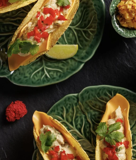 Tacos z&nbsp;kremowym nadzieniem  z&nbsp;hummusem, limonkowym dipem serowym i&nbsp;salsą mango