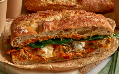 Przepis: Kanapka focaccia z&nbsp;pastą pomidorowo-żurawinową i&nbsp;fetą