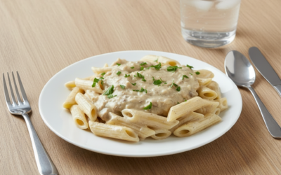 Przepis: Makaron penne z&nbsp;sosem z&nbsp;pasty WAWRZYNIEC PRO z&nbsp;pieczarką i&nbsp;borowikiem szlachetnym oraz&nbsp;z&nbsp;zielonym groszkiem